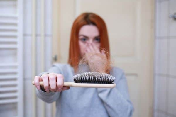 La routine maison qui prévient la chute des cheveux en 4 étapes faciles